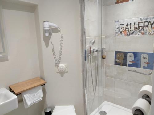 阿尔勒Urban Style Arl HOTEL的带淋浴和卫生间的浴室