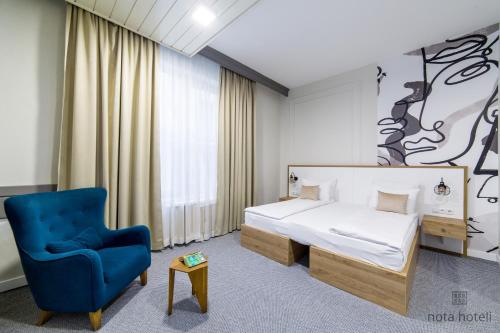 萨拉热窝Hotel Sahat的一间卧室配有一张床和一张蓝色椅子