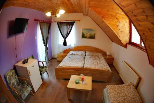 沃尼奥尔茨沃什海吉Dolce Villa Balaton的大房间设有两张床和一张桌子