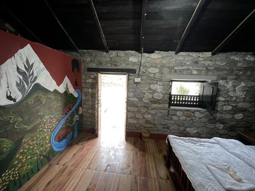 BenighātRiver Edge Resort Nepal的卧室配有壁画和窗户