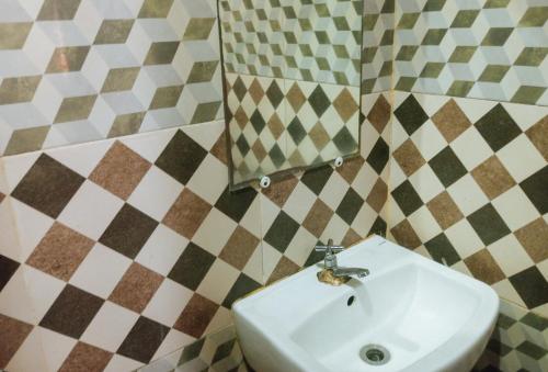 达沃市IDMAT INN的一间带水槽和镜子的浴室