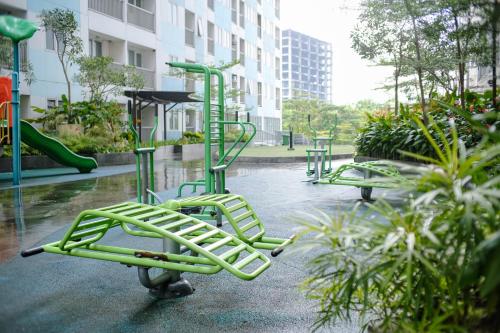 加拉旺Kia Servised Apartmen at Grand Sentraland Karawang的公园里一群绿色的运动器材