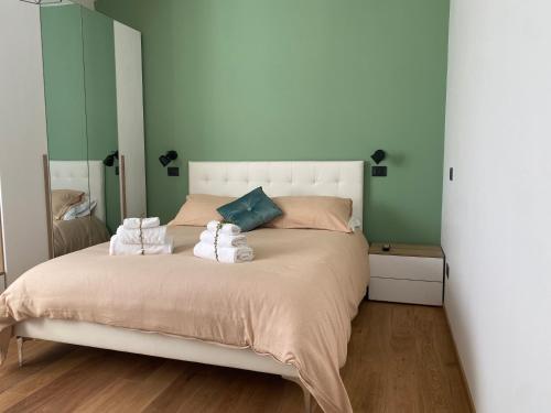 桑格罗堡Atmosphera home的一间卧室配有带毛巾的床