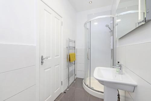 因纳利森One bed apartment in the heart of Innerleithen的白色的浴室设有水槽和镜子