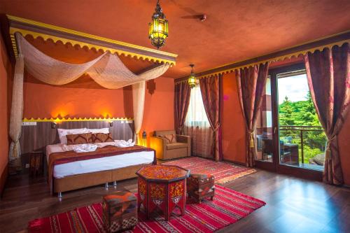 艾格扎洛克Shiraz Hotel Superior的一间卧室配有一张特大号床。
