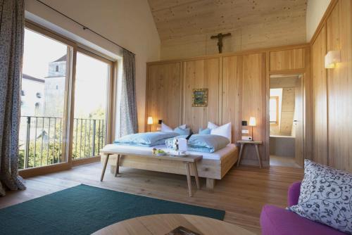 多瑙河畔诺伊堡祖斯特博瑞罗曼蒂克酒店的一间卧室设有一张床和一个大窗户