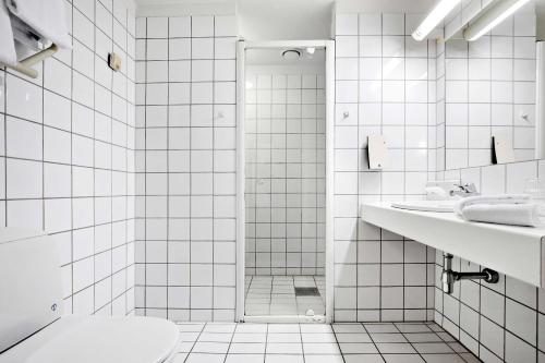 特隆赫姆贝斯特韦斯特普拉斯巴克列特酒店的带淋浴和卫生间的白色瓷砖浴室