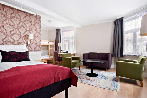 特隆赫姆贝斯特韦斯特普拉斯巴克列特酒店的一间卧室配有一张床、椅子和一张书桌