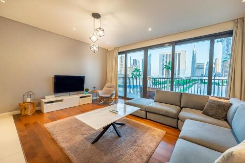 迪拜FAM Living - City Walk - Urban Staycations的带沙发和电视的客厅