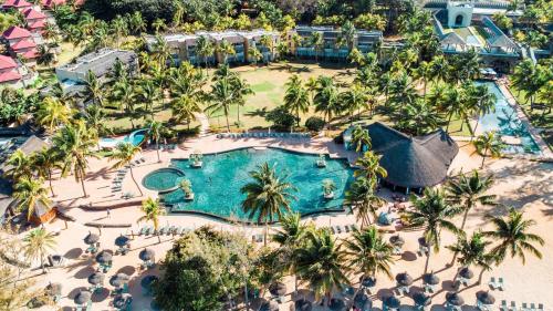 贝隆布尔毛里求斯海滩度假村的棕榈树度假村泳池的空中景致