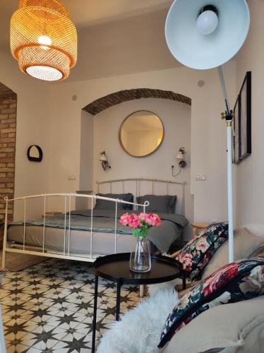 萨格勒布Studio apartment Frano的一间卧室配有一张床和一张鲜花桌子