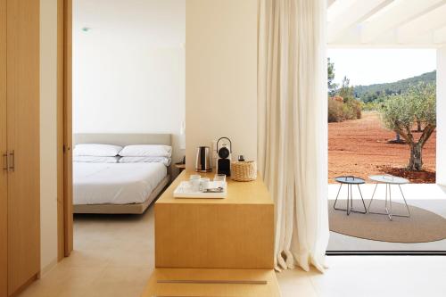 圣米克尔德巴兰卡纳西卡Spa酒店的一间卧室设有一张床和一个大窗户