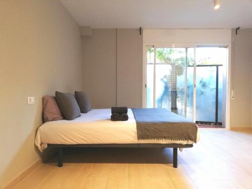 马塔罗Mazi Apartments Suite的一间卧室设有一张大床和大窗户