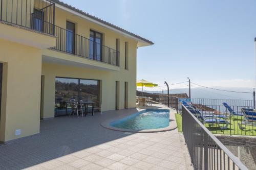 阿尔库什迪瓦尔德维什Casa do Outeiro的一个带游泳池和阳台的房子
