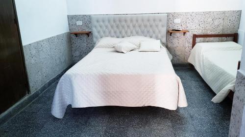 卡法亚特Portal de las Viñas的一间小卧室,配有两张带白色床单的床