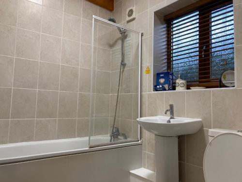拉格比CV225AA Ground-Floor Flat Near Rugby School Self Check-in的浴室配有卫生间、盥洗盆和淋浴。