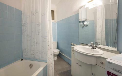 滨海托萨Apartamento Cala Salionç 12 primera linea de playa Tossa de Mar的蓝色的浴室设有水槽和卫生间