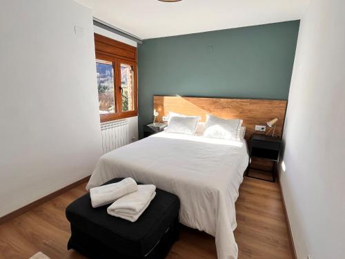 埃斯特里-德阿内乌Fantástico apartamento con vistas en Esterri的卧室设有一张白色大床和一扇窗户。