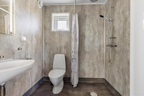 斯特伦斯塔德First Camp City-Strömstad的浴室配有卫生间、盥洗盆和淋浴。