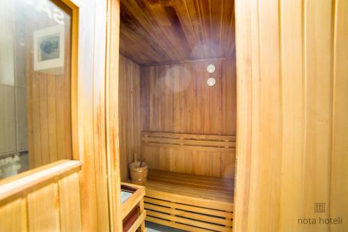 萨拉热窝Hotel Sahat的木制桑拿浴室,铺有木地板,拥有木墙