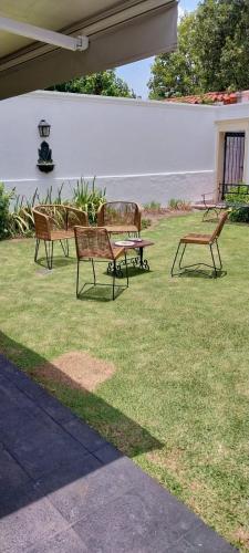萨尔塔Los Aceres的坐在院子的草地上,有三个长椅