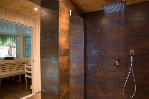 克莱恩 蒙塔纳埃特里耶酒店的浴室设有木墙和淋浴