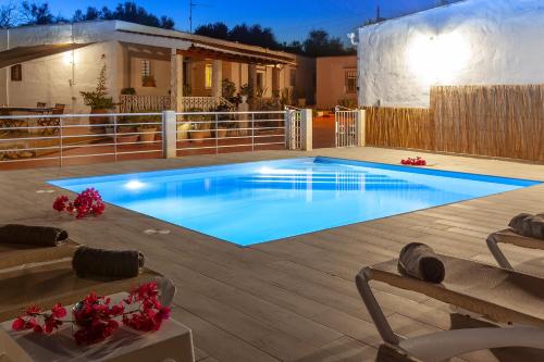 Sant RafaelVillaBlanca的一座带房子的庭院内的游泳池