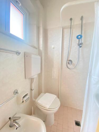 里米尼Hotel Ravello da Lorenzo e Moira Adults only的浴室配有卫生间、淋浴和盥洗盆。