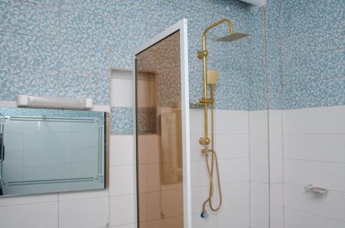 济金绍尔Kër Adja的带淋浴和镜子的浴室
