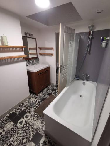 奥尔良Le loft jeanne的浴室配有白色浴缸和水槽