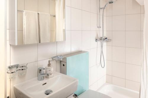 威拉尔-苏-罗伦珀蒂特格兰奇度假屋的白色的浴室设有水槽和淋浴。