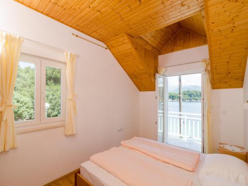 科洛塞普Holiday Home Macus的一间卧室设有一张床和一个窗口