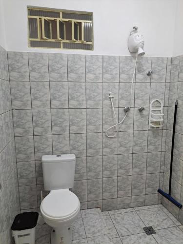 陶巴特CASA LUGAR TOP - prefeitura, UNITAU, hospital e Av do Povo的一间带卫生间和淋浴的浴室