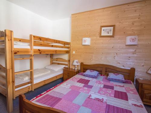 瓦卢瓦尔Appartement Valloire, 2 pièces, 6 personnes - FR-1-263-500的一间卧室配有两张双层床和一张床