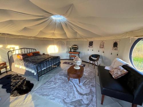 CliffordHeart of the Wye的帐篷内的卧室,配有一张床和一张桌子