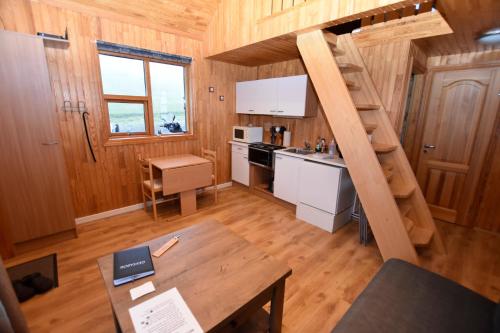 Mjóifjörður索布瑞卡度假屋的一个小房子里一个小厨房,有楼梯