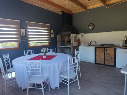 洛斯安赫莱斯Cabañas MonteNegro的厨房以及带桌椅的用餐室。