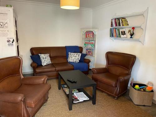 普拉亚德米拉Granny´s Guesthouse的客厅配有沙发、两把椅子和一张桌子