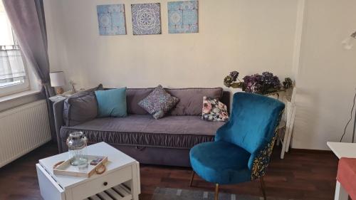 威廉港Monteur & Fewo Sealoft的客厅配有紫色沙发和蓝色椅子