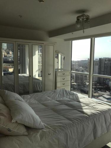 伊斯坦布尔MANDRAKE的一间卧室设有一张大床和大窗户