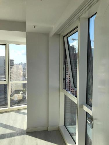 伊斯坦布尔MANDRAKE的建筑中带窗户的空房间