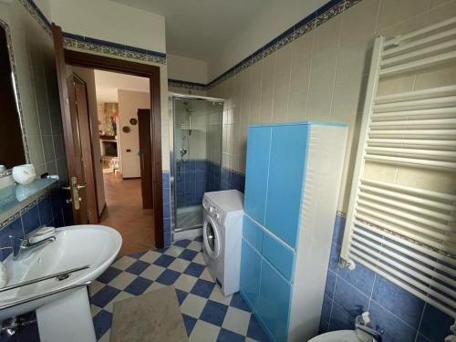 AteletaDreamy home的浴室配有卫生间、盥洗盆和洗衣机。
