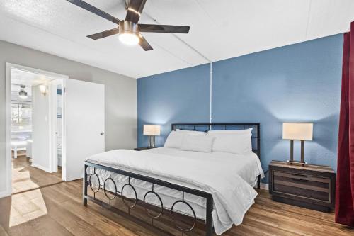 圣徒皮特海滩Sunset Beach Suite 2的一间卧室配有一张床和吊扇