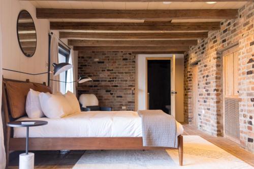 加特林堡The Edelweiss Estate的一间卧室设有砖墙和一张床