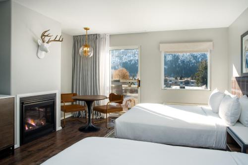 凯彻姆Hotel Ketchum的酒店客房配有一张床和一个壁炉。