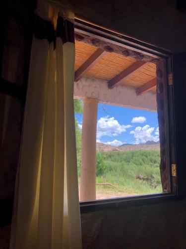 莫利诺斯Matices de Molinos Hostal的享有沙漠景致的窗户
