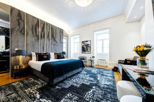 阿威罗1877 Estrela Palace的一间卧室配有一张特大号床和蓝色地毯。