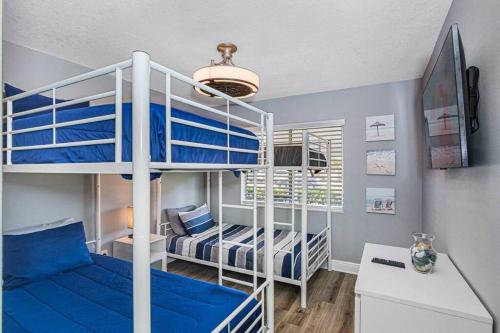 皮内拉斯公园Gorgeous Heated Pool House Near Gulf Beaches!的一间卧室配有两张双层床和一张床
