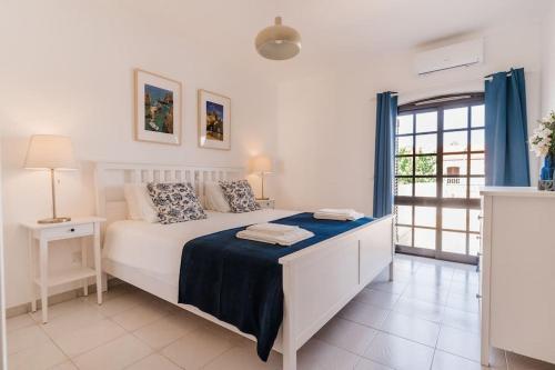 阿尔图拉StaySalty - Resort Style Family Beach House with Pool的一间卧室配有一张带蓝色毯子的床