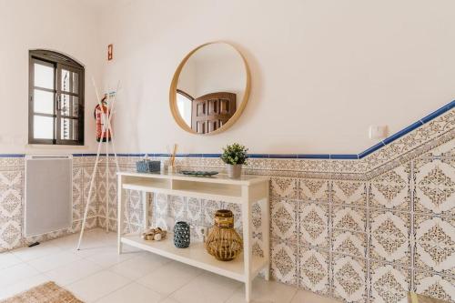 阿尔图拉StaySalty - Resort Style Family Beach House with Pool的一间带白色柜台和镜子的浴室